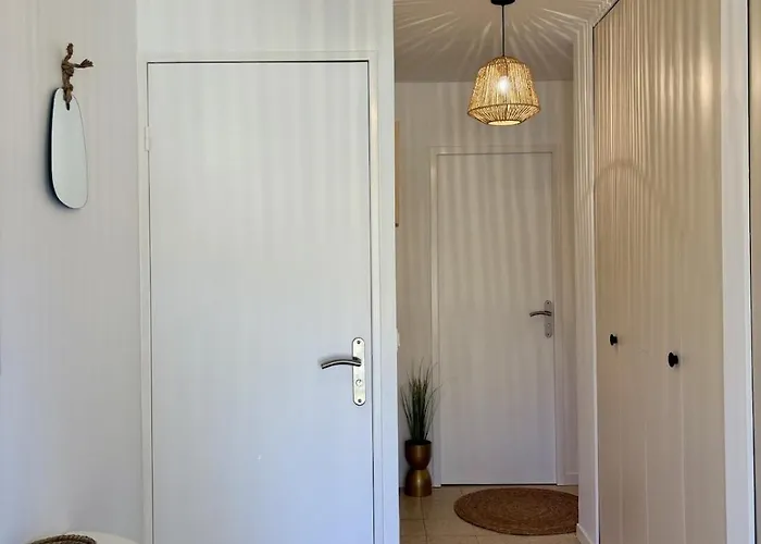 La Douce Parenthese Nyaraló *