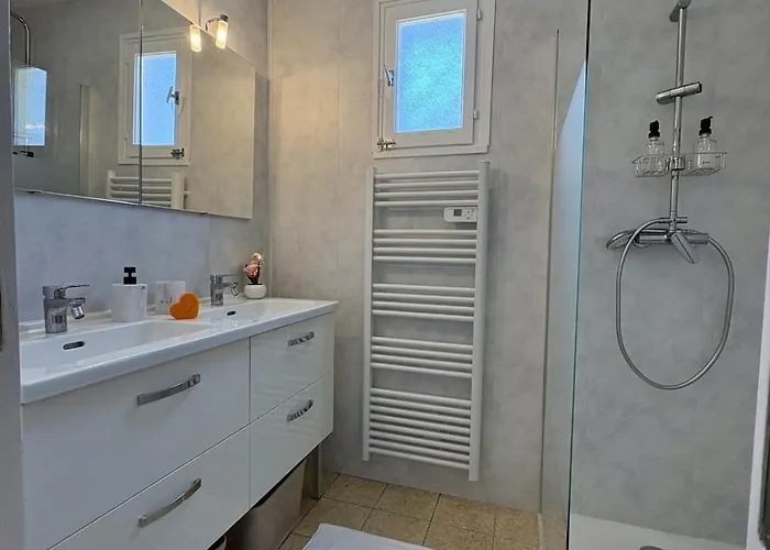 La Douce Parenthese Nyaraló *