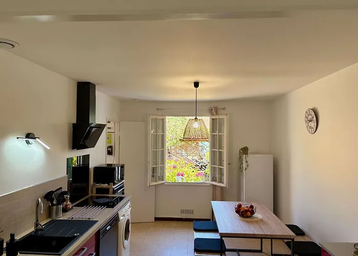 La Douce Parenthese Nyaraló *